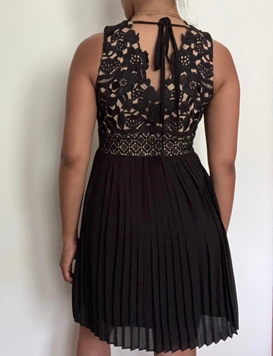 Heartloom Black Lace Plaque Dress with Pleats | Size M