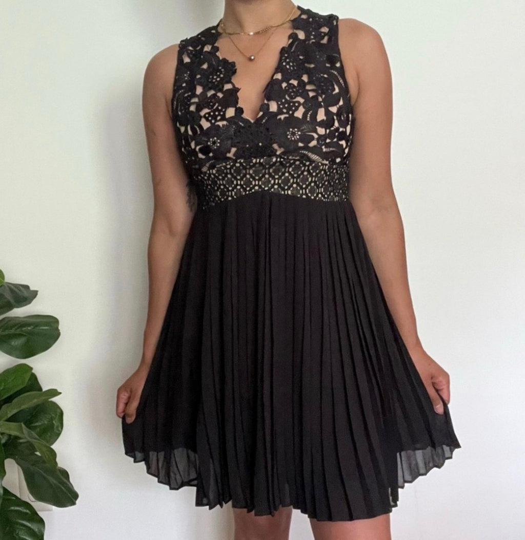 Heartloom Black Lace Plaque Dress with Pleats | Size M