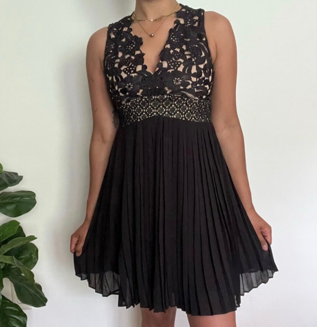 Heartloom Black Lace Plaque Dress with Pleats | Size M
