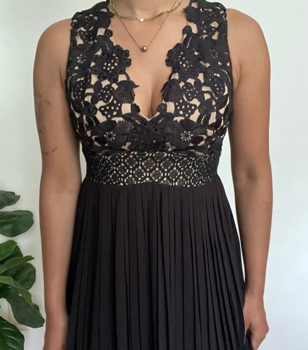 Heartloom Black Lace Plaque Dress with Pleats | Size M