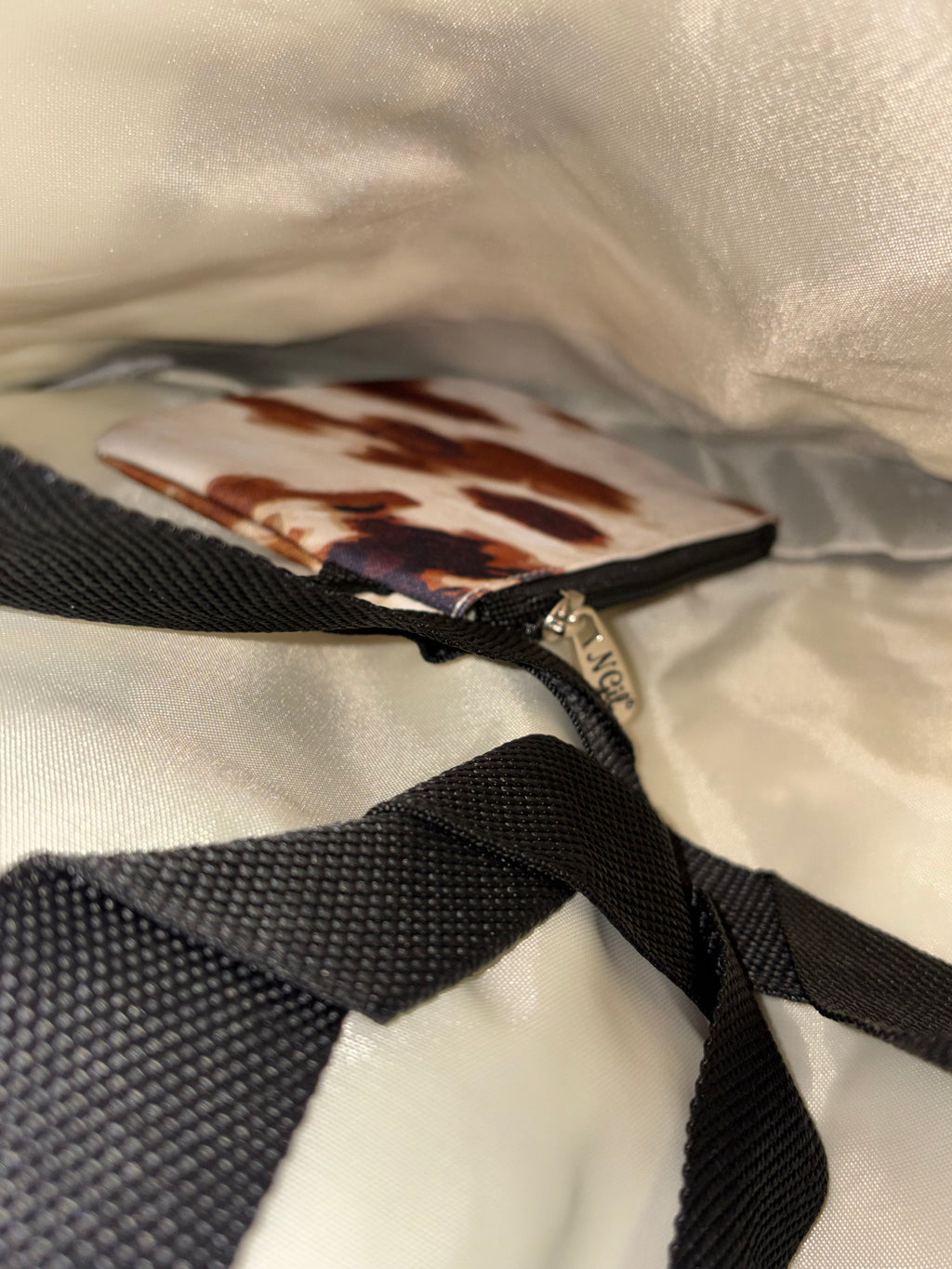 N Gil Totes 3 Styles: Cow Print, Cow & Serape Mix and San Jose Serape each comes with change purse 👛